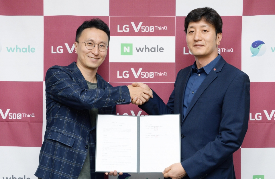 네이버 김효 웨일 리더(왼쪽)와 LG전자 오승진 모바일마케팅담당이 업무협약 후 악수하고 있다.