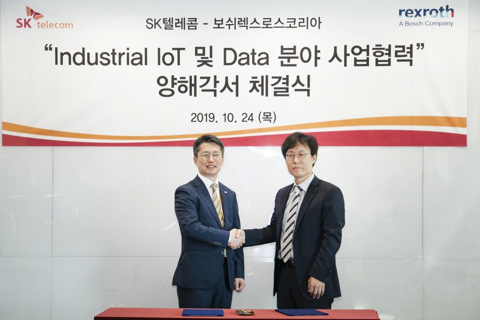 최낙훈 SK텔레콤 5GX IoT/Data그룹장(오른쪽)과 김신 보쉬렉스로스코리아 대표가 협약 후 기념촬영을 하고 있다.