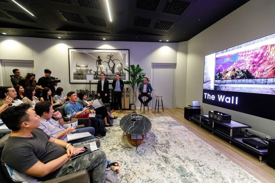 삼성전자가 24일(현지 시간) 전 세계에서 4번째로 싱가포르에‘더 월(The Wall)’체험용 쇼룸을 오픈했다. 현지 미디어, 거래선, 소비자들이‘더 월 럭셔리(The Wall Luxury)’를 체험하고 있다.