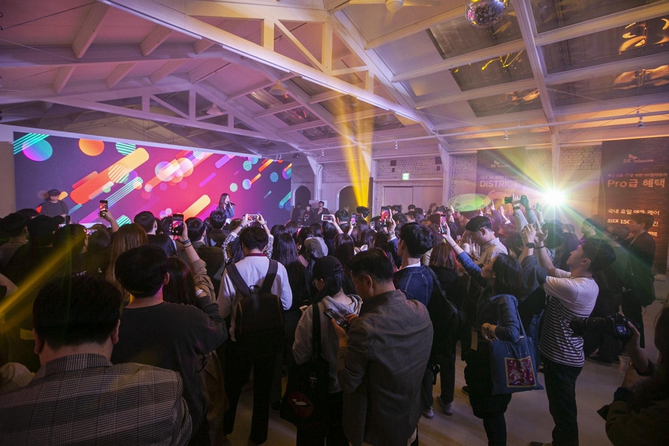 SK텔레콤은 25일 서울 성수동의 창고형 갤러리 ‘피어 59 스튜디오(Pier 59 Studios)’에서 아이폰 11 시리즈 론칭 쇼케이스 ‘디스트릭트 0(district 0)’를 개최했다. 가수 헤이즈가 11분 미니 콘서트를 열고 있는 모습