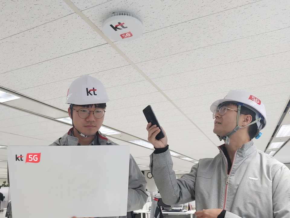 KT 네트워크부문 직원들이 대구 KT 효목사옥 내 5G 스몰셀(Small Cell) 솔루션 RDS(Radio Dot System)를 설치한 후 품질을 점검하고 있다.
