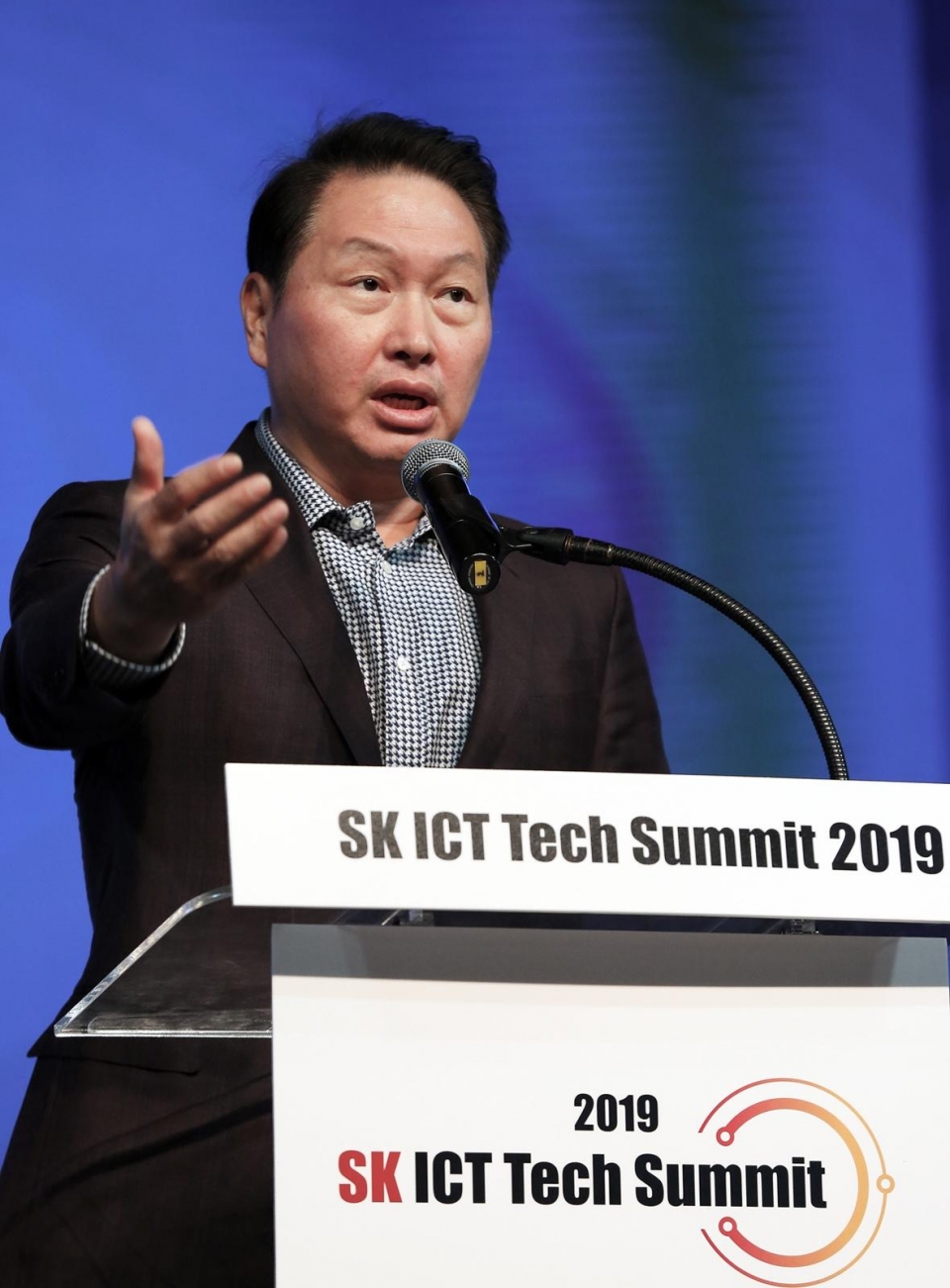 최태원 SK 회장이 28일 서울 광진구 워커힐 호텔에서 열린 ‘SK ICT Tech Summit 2019 (SK ICT 테크 서밋 2019)’ 개막식에서 개회사를 하고 있다.