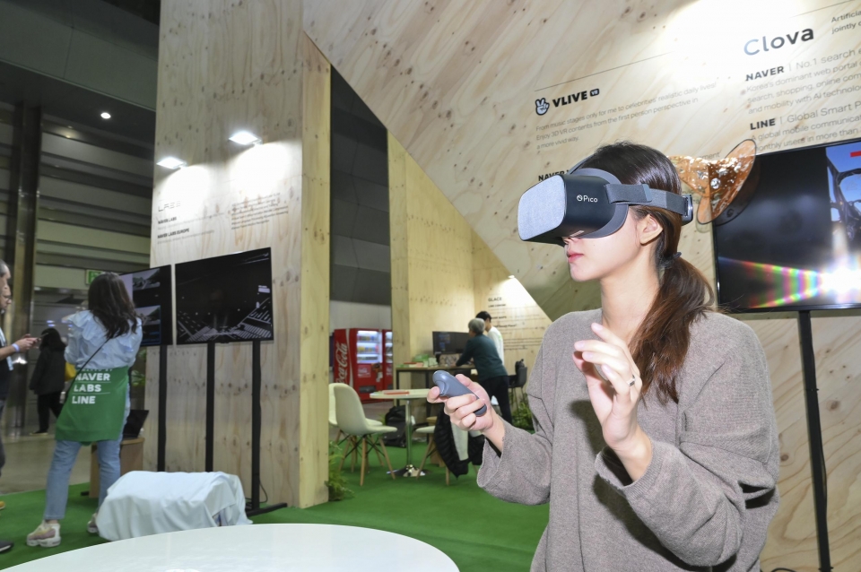 29일 코엑스에서 열리고 있는 네이버 ICCV 부스에서 한 참가자가  V LIVE VR을 체험하고 있다.