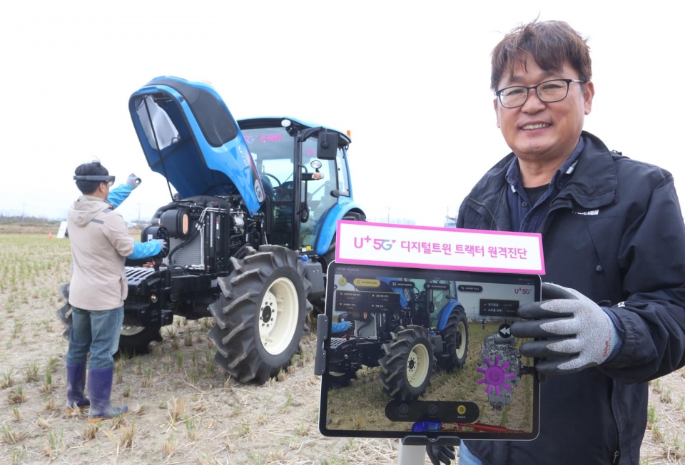 U+5G 스마트 농기계 시연회에서 농부(김수영)가 5G 기반의 디지털 트윈 기술이 적용된 원격진단을 이용해 손쉽고 빠르게 에어클리너를 교체하고 있다.