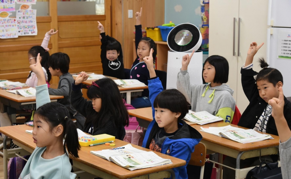 LG가 지원한 공기청정기가 설치된 경기도 파주시 문산동초등학교 1학년 교실에서 학생들이 수업을 받고 있는 모습.
