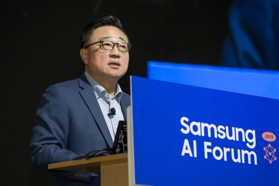 5일 삼성전자 서울R&D캠퍼스에서 열린 '삼성 AI 포럼 2019'에서 고동진 사장이 개회사를 하고 있다.