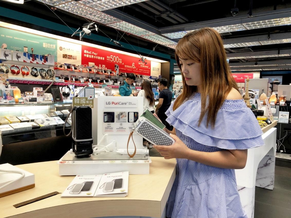 홍콩의 한 가전매장에서 소비자가 LG 퓨리케어 미니 공기청정기를 체험하고 있는 모습.