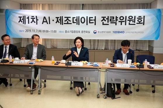 중소벤처기업부는 7일 서울 여의도 중소기업중앙회에서 ‘인공지능(AI)·제조데이터 전략위원회’를 발족하고 첫 회의를 개최했다