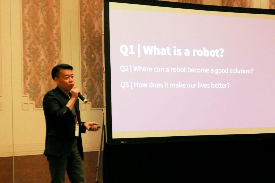 LG전자 로봇사업센터장 노진서 전무가 7일 마카오에 있는 콘래드 호텔에서 열린 ‘LG ROS(LG Robot Seminar)’에서 로봇사업의 비전과 전략을 소개하고 있다.
