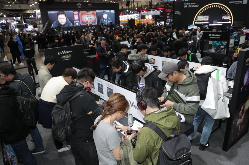 '지스타 2019'에서 LG 듀얼 스크린 체험존에 몰려든 관람객들