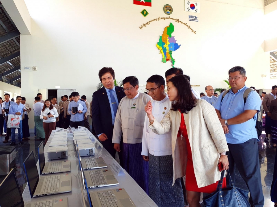 미얀마 측에 전달할 보급지원 물품을 둘러보고 있는 유웅환 센터장(왼쪽부터), 예틴 툰 농림부국장, 아웅 뚜 농림부장관, 김소희 기후변화센터 사무총장