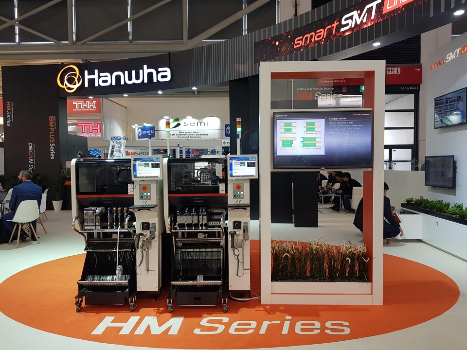 한화정밀기계의 칩마운터 신제품 HM520이 'Productronica 독일’전시회에 참가해 다양한 생산모드를 시연하고 있다. 출처-한화정밀기계