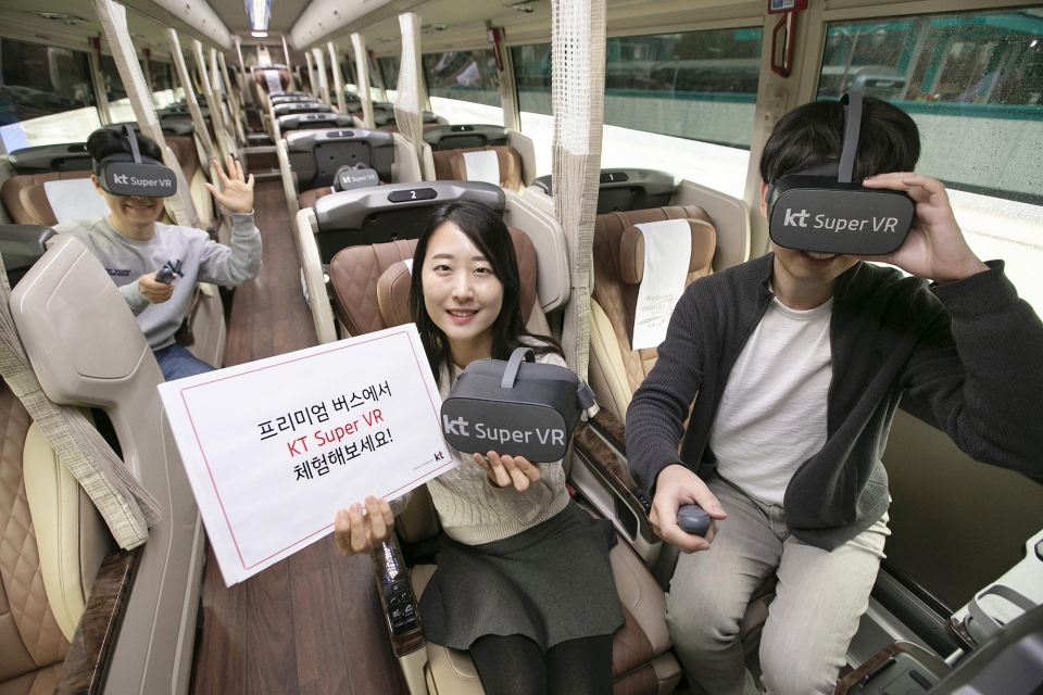 KT 모델들이 고속버스에 탑승해 슈퍼 VR 시범 서비스를 체험하고 있다.