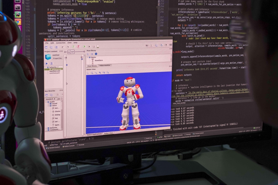 ETRI 연구진이 휴먼케어 로봇을 연구하는 컴퓨터 화면 모습