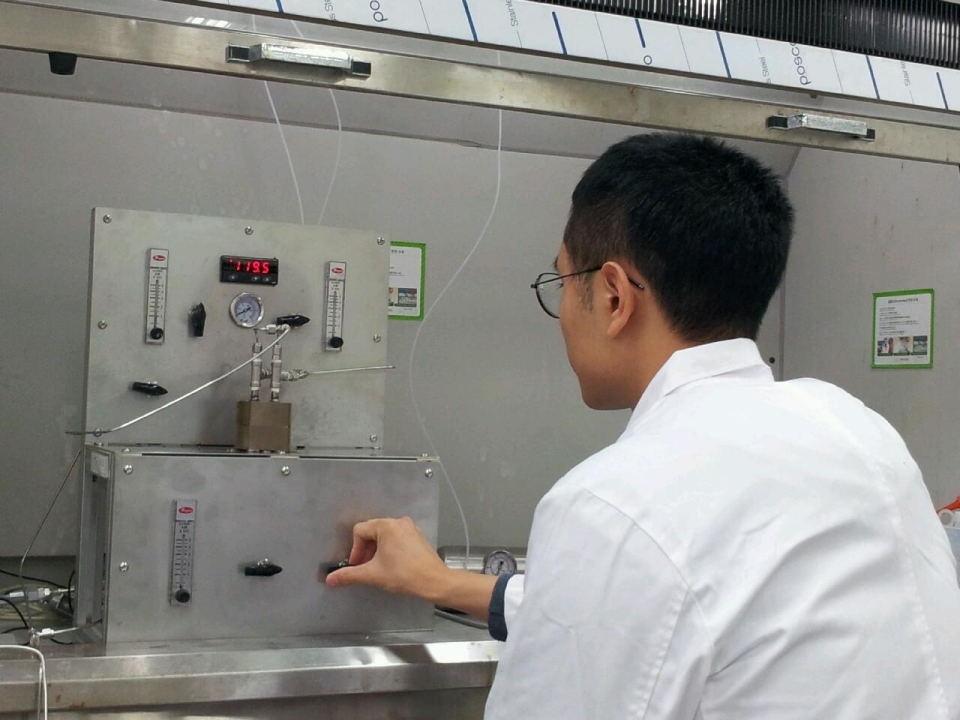 고온·고압의 환경에서 IGCC 합성가스에 대한 니켈합금 분리막의 안정성 테스트 실험이 진행되고 있는 모습