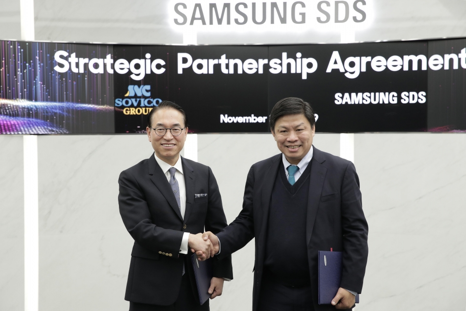 삼성SDS 홍원표 대표(왼쪽)와 소비코 그룹 응웬 탄 훙(Nguyen Thanh Hung) 회장이 디지털 트랜스포메이션 지원 및 물류 혁신을 위한 사업협약을 체결한 후 악수하고 있다.
