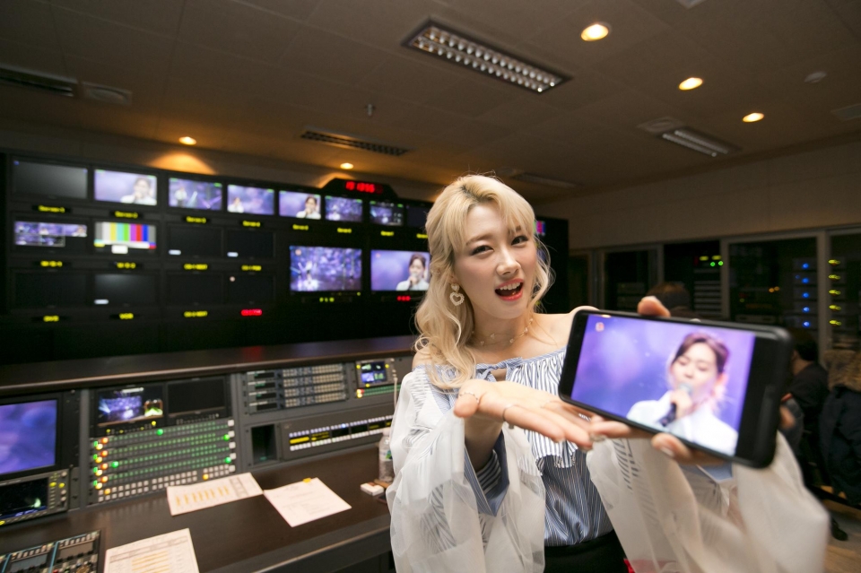 ‘KT Live Stage’에 출연한 가수 조하(JoHa)가 Seezn(시즌)을 통한 5G 생중계 모습을 소개하고 있다.