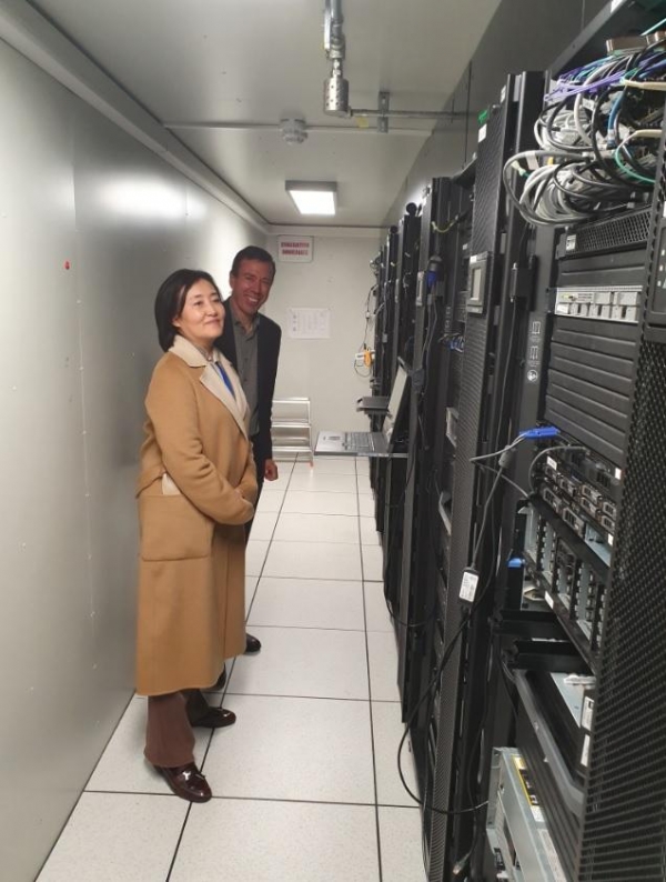 박영선 중소벤처기업부 장관이 프랑스 그로노블에 위치한 인공지능 연구소 '네이버랩스 유럽'에 있는 데이터 보관소를 둘러보고 있다.