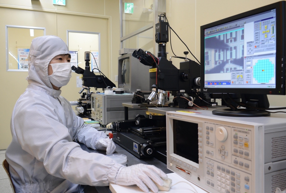ETRI 연구진이 질화갈륨 전력소자 칩의 특성을 측정하는 모습