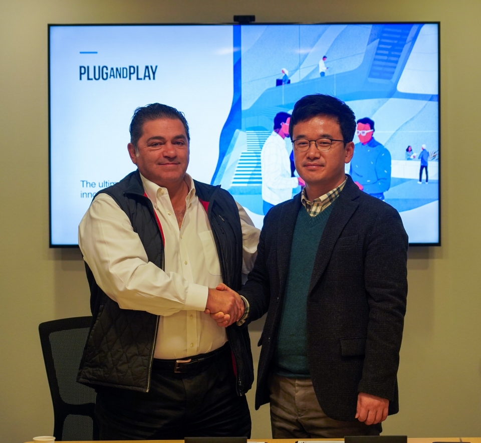 플러그 앤 플레이 CEO인 사이드 아미디(왼쪽)와 한화시스템 정해진 디지털혁신랩장이 전략적 파트너십 체결 후 악수하고 있다.