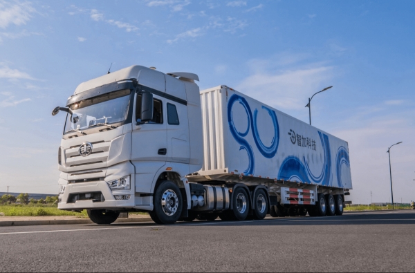 중국 계 기업 Plus.ai(智加科技)가 최근 레벨4의 자율주행운전 트럭으로 미국 대륙의 동서횡단 수송에 성공했다. 사진=Plus.ai 웹사이트 캡처