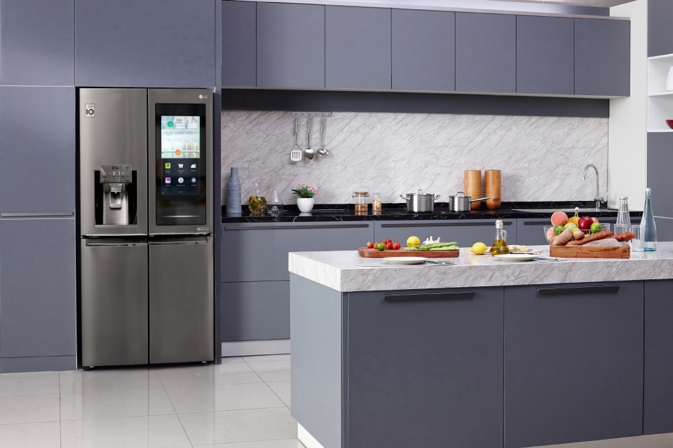 LG전자가 'CES 2020'에서 더 똑똑해진 냉장고 'LG 인스타뷰 씽큐'를 첫 공개한다.