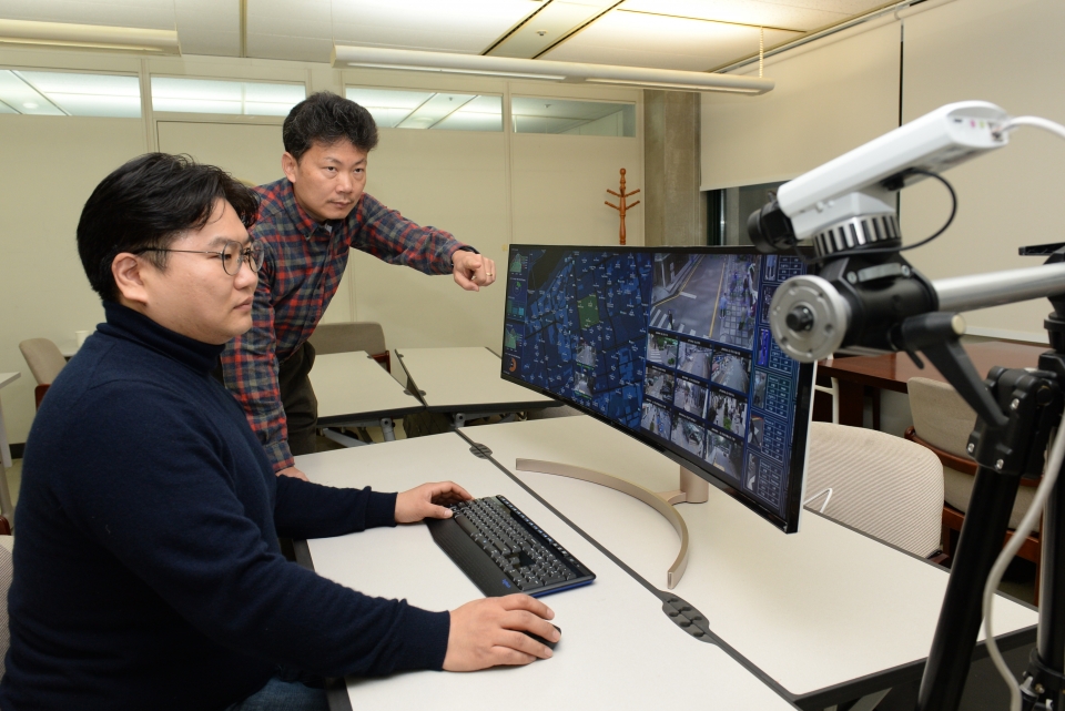 (왼쪽부터) 임경수 선임연구원, 김상원 책임연구원 등 ETRI 연구진이 개발중인 예측적 영상보안 원천기술(데자뷰)를 시연하고 있는 모습.