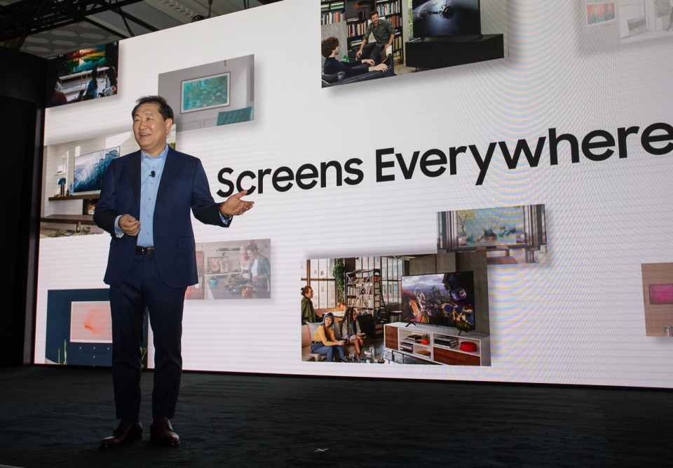 삼성전자 영상디스플레이 사업부장 한종희 사장이 삼성의 ‘스크린 에브리웨어(Screens Everywhere)’ 비전을 발표하고 있다.