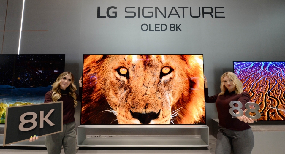 LG전자가 현지시간 7일부터 美 라스베이거스에서 열리는 CES 2020에서 올레드 기술 리더십을 기반으로 TV 신제품을 대거 선보인다. LG전자 모델들이 인공지능 프로세서 ‘알파9 3세대(α9 Gen3)’를 탑재한 88형 'LG 시그니처 올레드 8K' 신제품을 소개하고 있다.