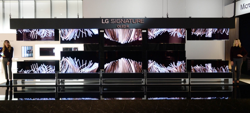 LG전자는 올레드만이 가능한 디자인 혁신을 기반으로 화면이 위에서 아래로 내려오는 롤다운 방식과 아래서 위로 올라오는 롤업 방식을 모두 구현했다. LG전자 모델들이 세계 최초 롤러블 올레드 TV인 'LG 시그니처 올레드 R'를 소개하고 있다.