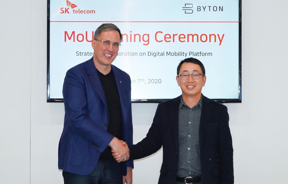 SK텔레콤 유영상 MNO 사업부장과 바이톤 다니엘 키르헤르트 CEO가 7일(미국 현지시간) 미국 라스베이거스 CES 2020 현장에서 차세대 전기차 한국 출시를 위한 포괄적인 협력을 골자로 MoU를 체결한 후 기념촬영하고 있다.
