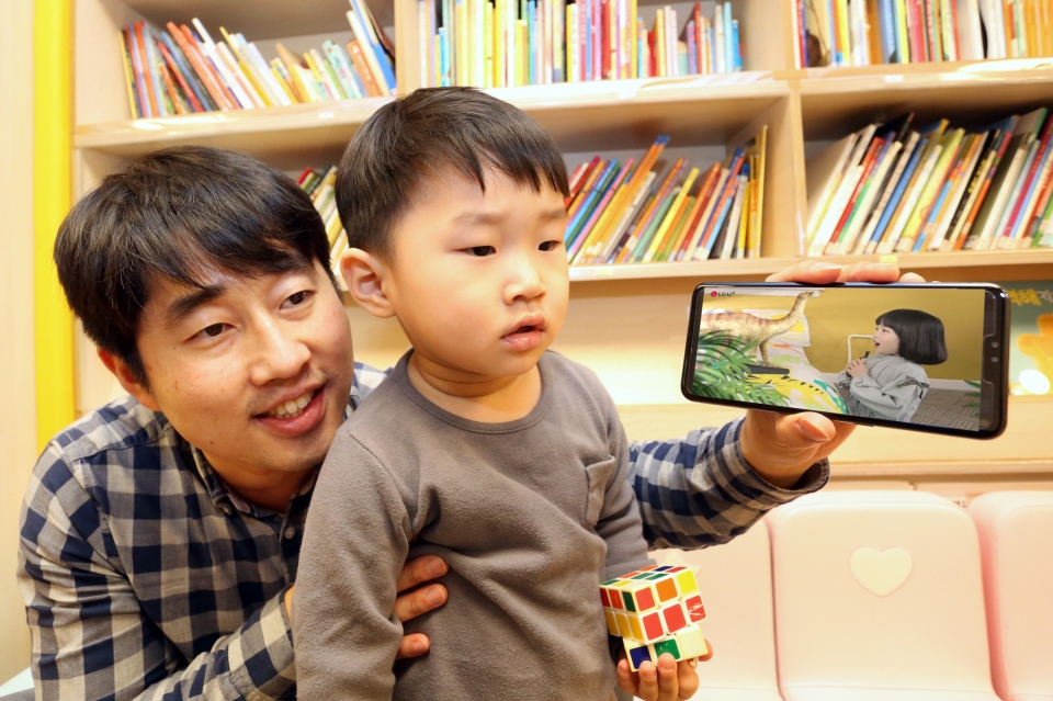 자녀와 부모고객이 U+아이들생생도서관을 이용하고 있는 모습.