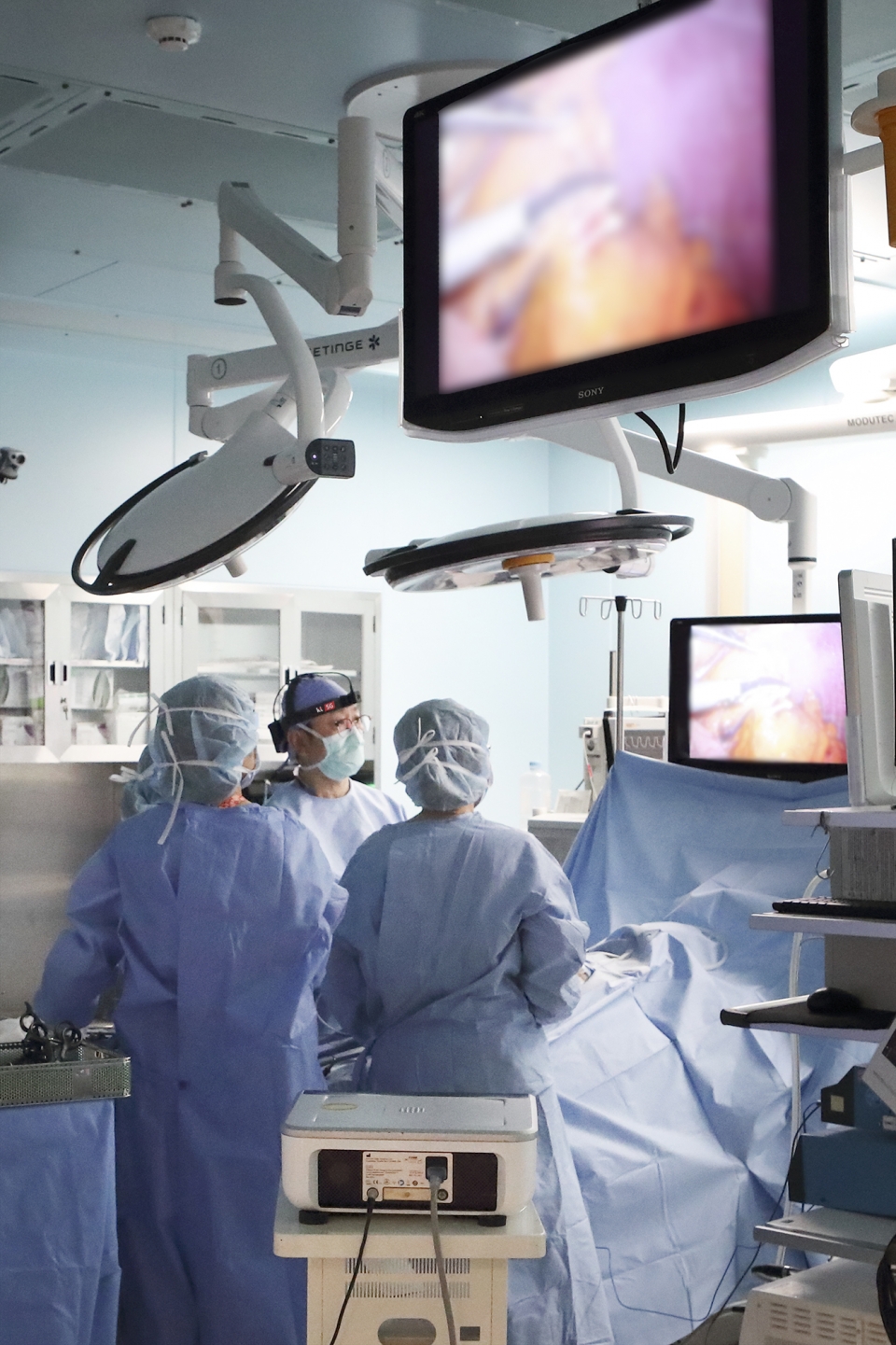 삼성서울병원 수술실에서 의료진이 5G 싱크캠을 장착하고 수술 교육을 진행하고 있다.