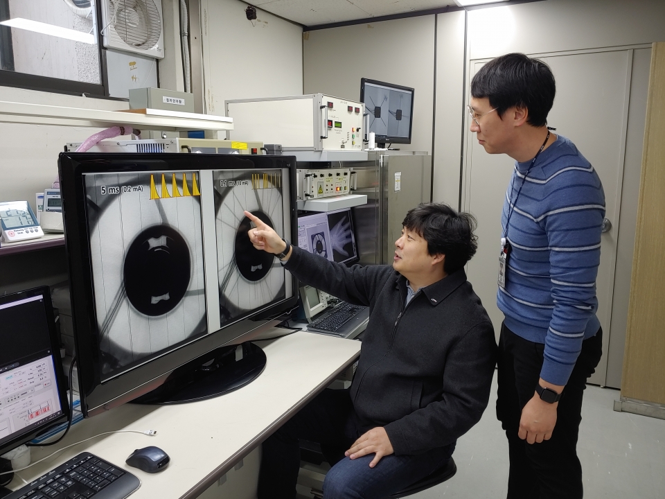ETRI 연구진이 디지털 엑스선 소스로 고속 촬영한 영상과 기존 영상 품질을 비교하는 모습 (왼쪽부터 정진우 책임연구원, 김재우 선임연구원)