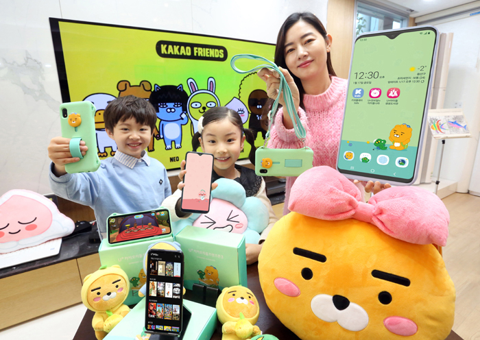 초등학생 자녀와 부모 고객이 카카오리틀프렌즈폰3를 이용하고 있는 모습.