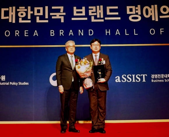 (왼쪽부터) 김길선 심사위원장, 정재호 한글과컴퓨터 연구개발 상무