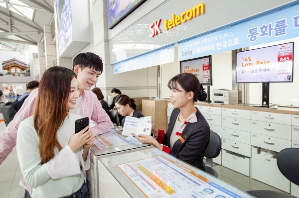 SK텔레콤 홍보모델들이 인천공항 내 SK텔레콤 로밍 센터에서 ‘바로(baro) 로밍’ 가입 상담을 받고 있다.