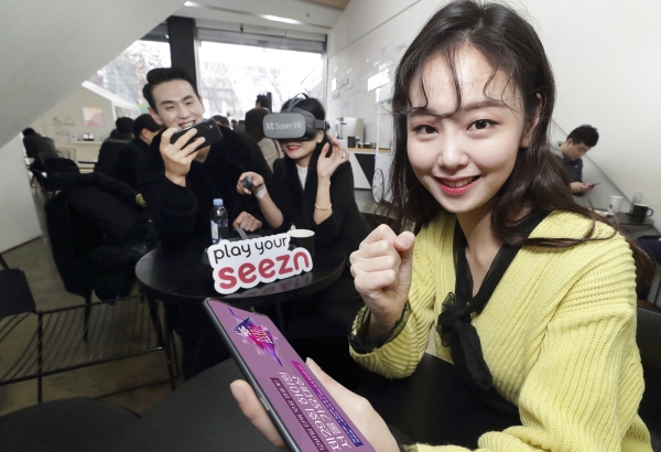 KT 모델들이 Seezn(시즌)과 슈퍼 VR에서 무료로 즐길 수 있는 서울가요대상을 소개하고 있다.