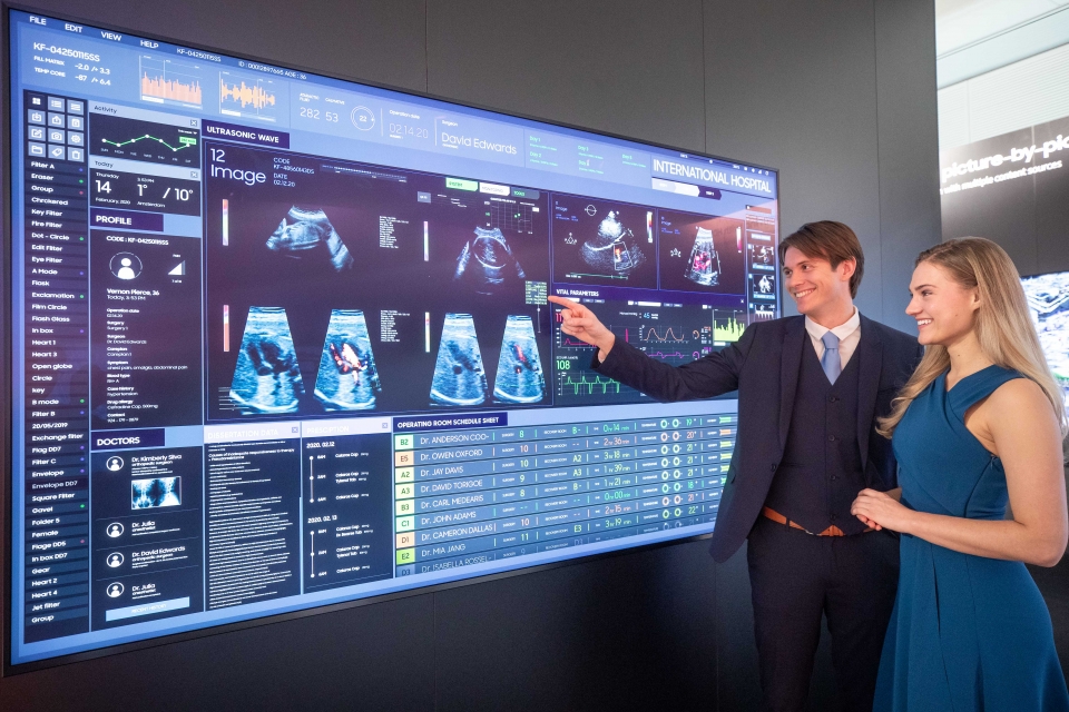 삼성전자 모델들이 DICOM(Digital Imaging and Communications in Medicine) 시뮬레이션 모드를 지원해 의료용 영상을 정확히 표현해 주는 'QLED 8K 사이니지'를 소개하고 있다.