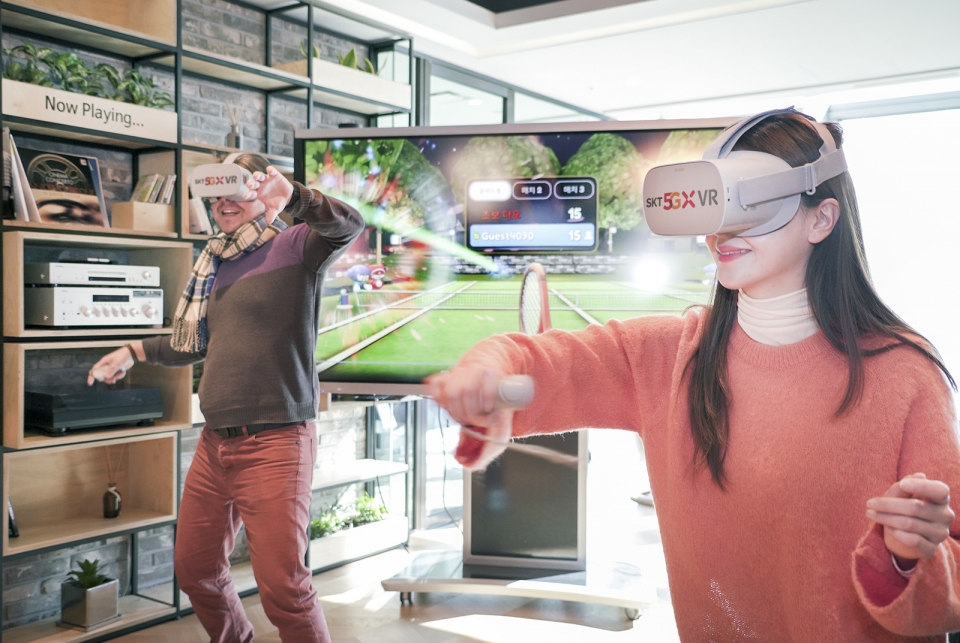 게임 이용자들이 ‘오큘러스 고’를 머리에 쓰고 ‘크레이지월드 VR’을 즐기고 있다.