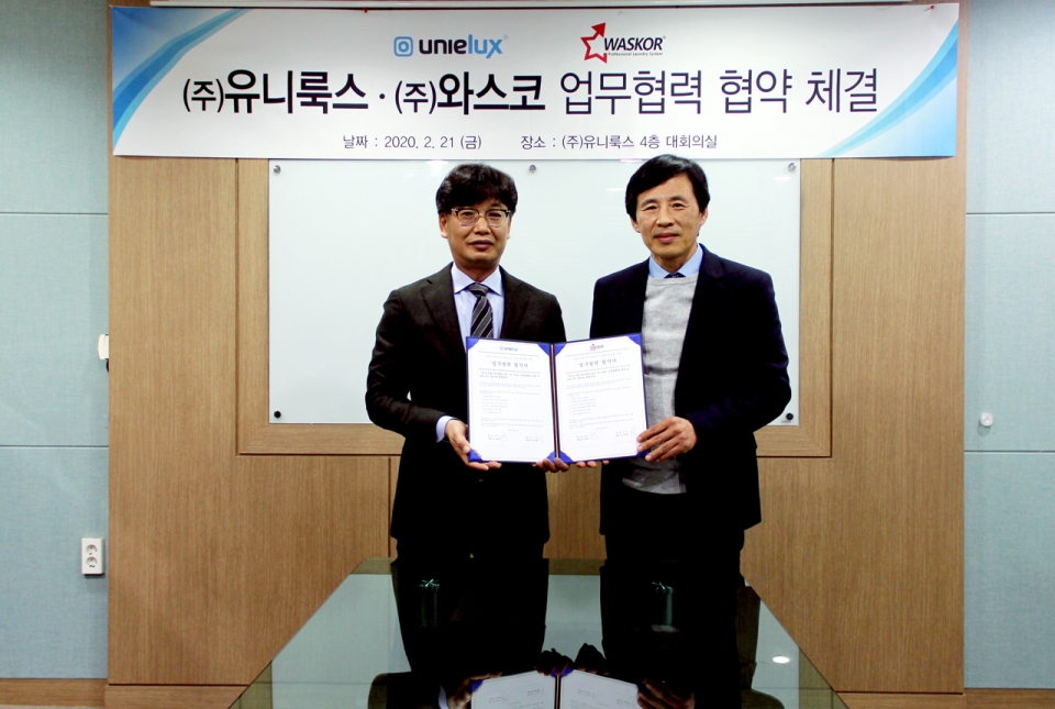 유니룩스 송봉옥 대표(왼쪽)와 와스코 박도홍 대표가 업무협약 후 기념촬영하고 있다.