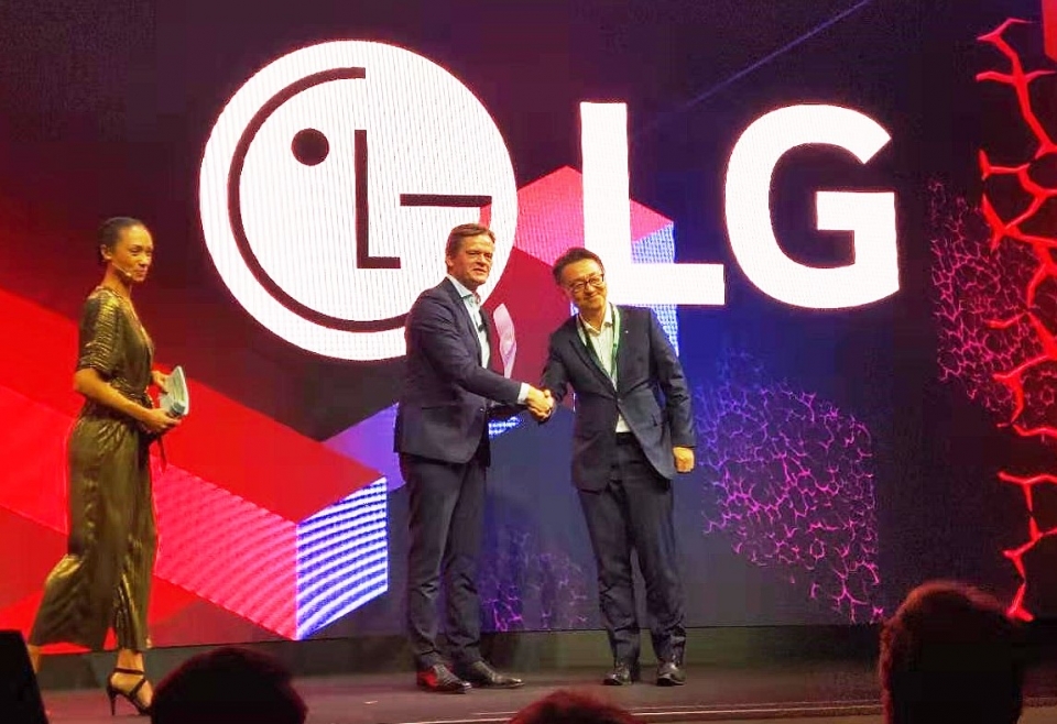 LG전자 VS스마트사업부장 은석현 전무(오른쪽)가 독일 다임러 본사에서 열린 시상식에서 수상하는 모습.