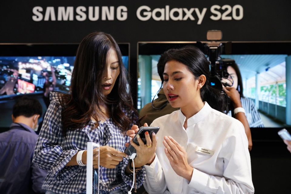 지난 2월 12일(현지시간) 태국 방콕에 위치한 센트럴월드 쇼핑몰에서 진행된 '갤럭시 S20' 런칭 행사에서 제품을 체험하고 있는 모습