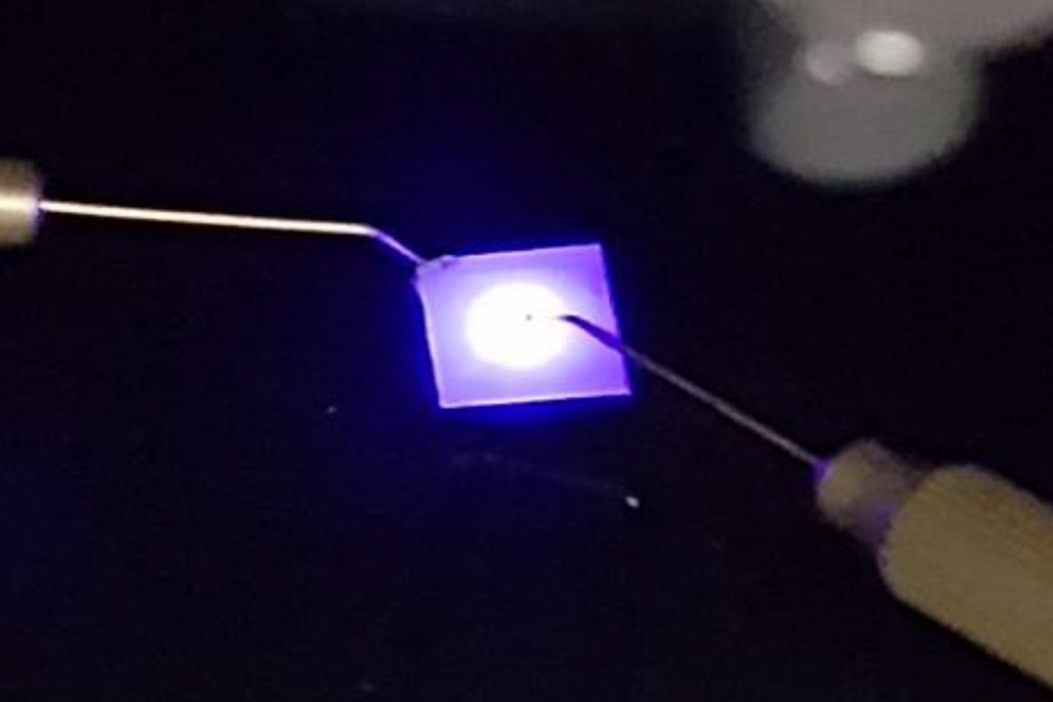 요오드화 구리(CuI) 화합물반도체를 소재로 사용하여 고효율로 청색광을 발광하는 소자의 모습