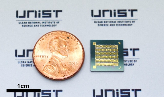 전기수력학 프린팅으로 동전보다 작은 칩위에 36개의 전지를 직렬 연결함. 사진제공=UNIST