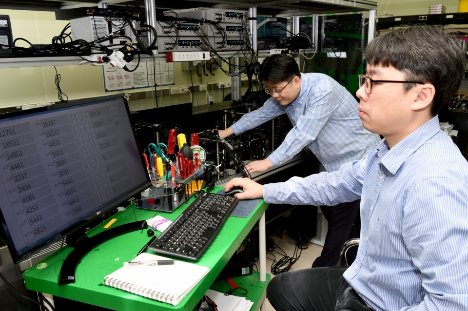 KRISS 양자기술연구소 연구팀이 비밀공유 양자원격전송 실험을 하고 있다.