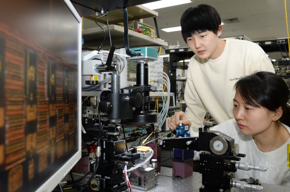 ETRI 연구진이 400G 광송수신엔진에 사용된 반도체 광원 칩을 점검하고 있다.(왼쪽부터 윤석준 연구원, 이서영 선임연구원)