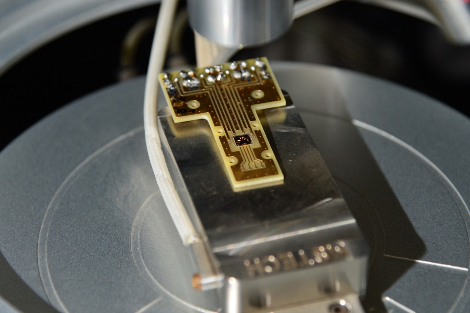 KIST 연구진이 개발한 '나노 자성구조체인 스커미온을 이용한 초저전력 인공지능 반도체 소자' 실물사진