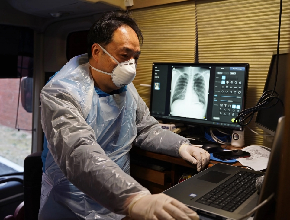 서울대병원 문경 인재원 생활치료센터에서 방사선사가 검사를 진행하고 있다.