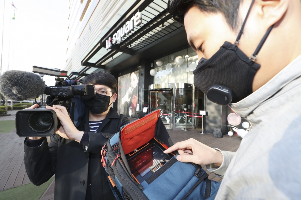 서울 광화문 일대에서 KT 직원들이 5G 생중계 장비를 최종 점검하고 있다.